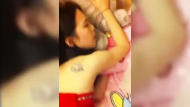 Kıllı cosplayer, arkadaşının kocası tarafından sikerken.